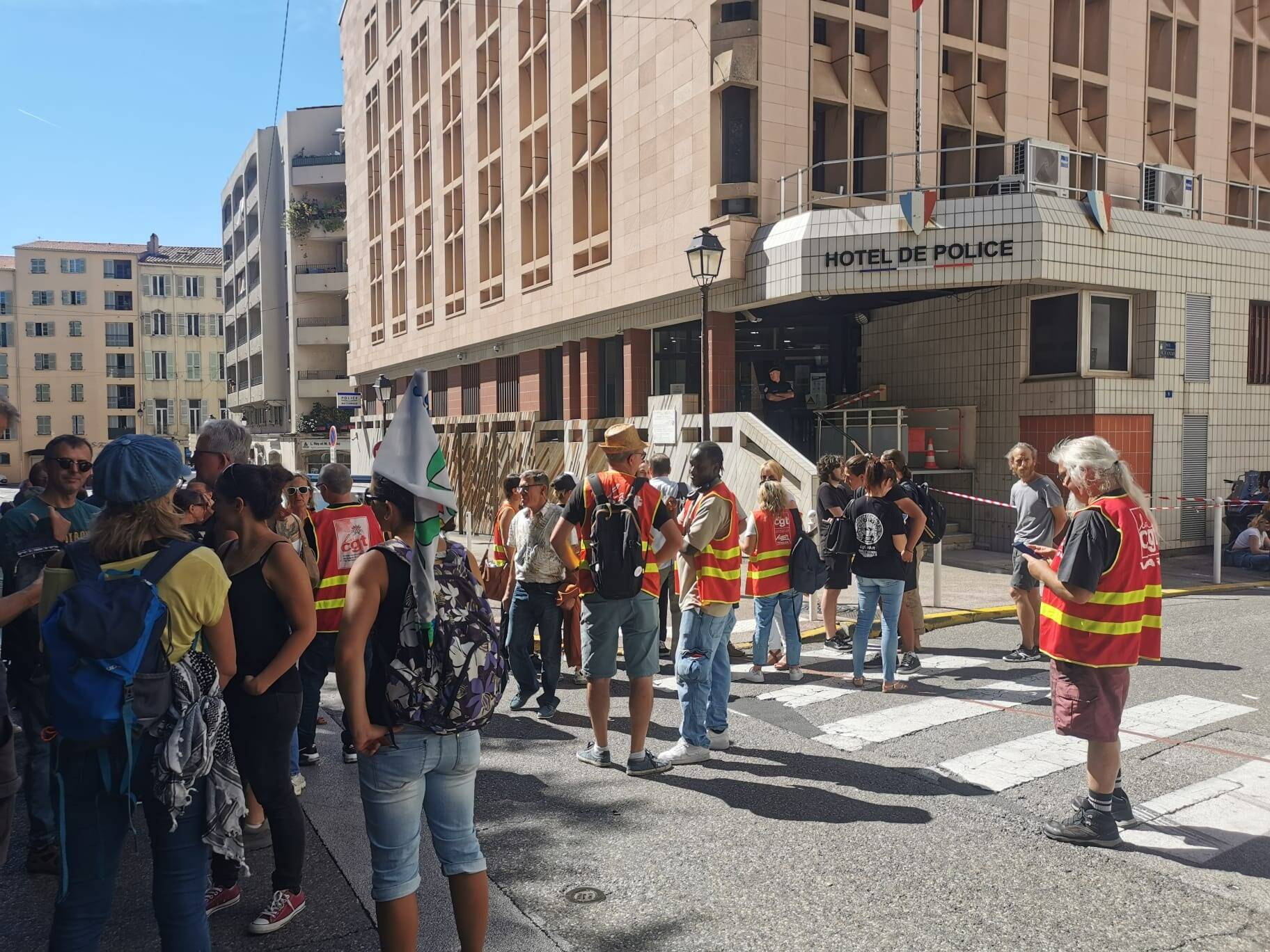 Grève du 18 septembre: "Il y a eu un attroupement et des cris", interpellation musclée de deux lycéennes devant Dumont-d'Urville à Toulon