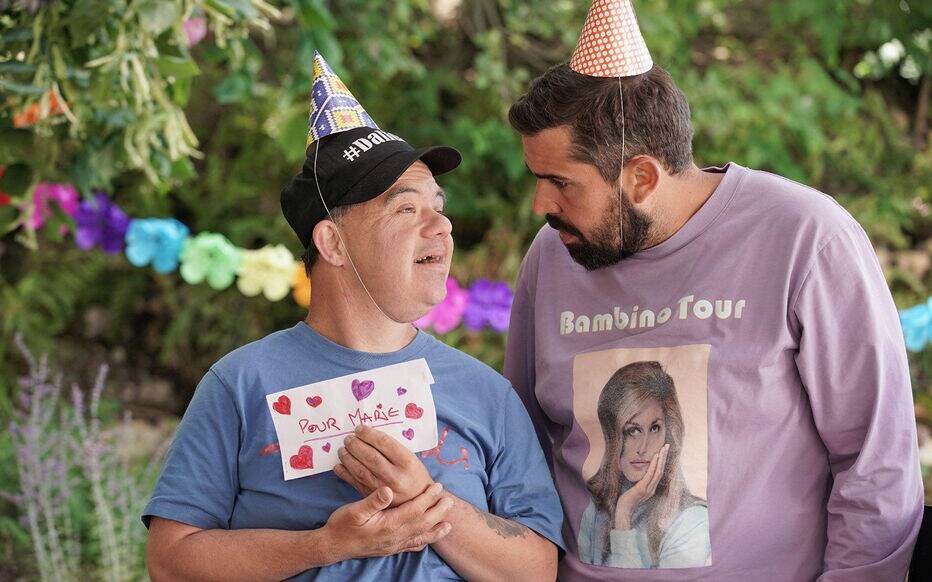 Avec "Un p'tit truc en plus", Artus et sa bande de comédiens handicapés signent le meilleur démarrage de l'année