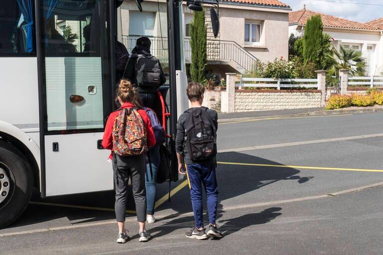 Il déposait les enfants chez eux: un chauffeur de car licencié pour ses arrêts "sauvages"