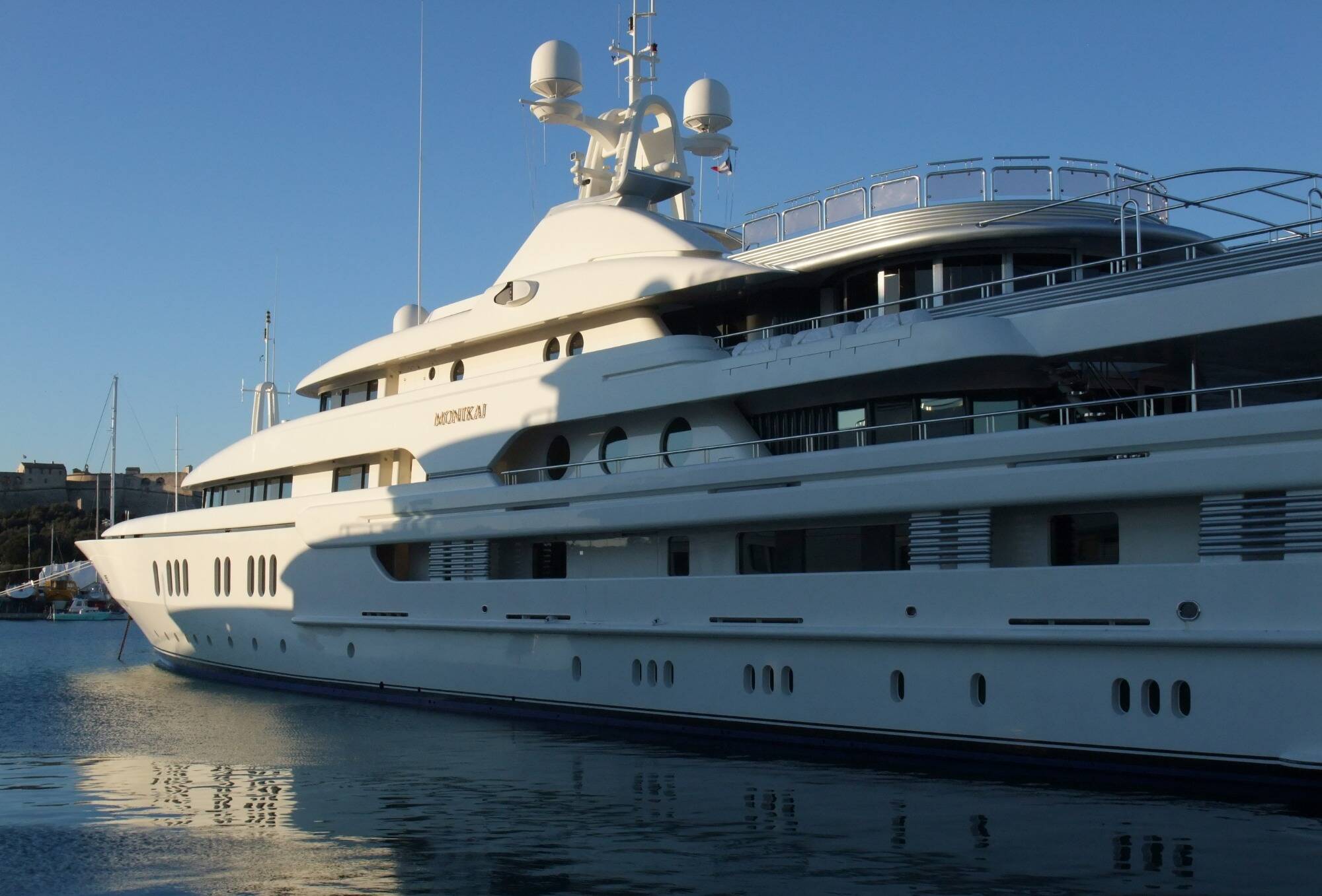 Le méga-yacht d'un héritier de la couronne saoudienne au mouillage sur la Côte d'Azur