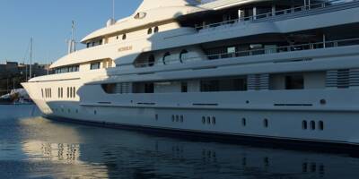Le méga-yacht d'un héritier de la couronne saoudienne au mouillage sur la Côte d'Azur
