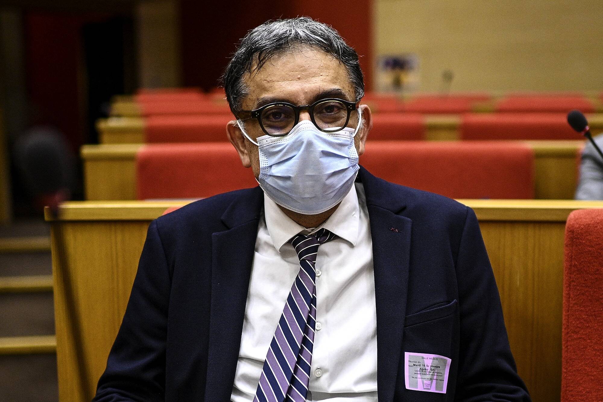 Covid-19: "On doit être à 500.000 cas par jour", selon un infectiologue membre du Conseil Scientifique