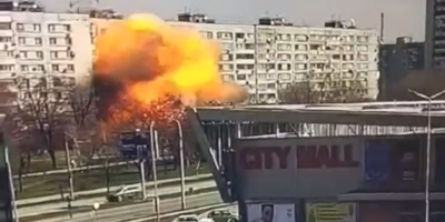 Guerre en Ukraine: les images saisissantes de l'immeuble frappé par un bombardement russe à Zaporijia