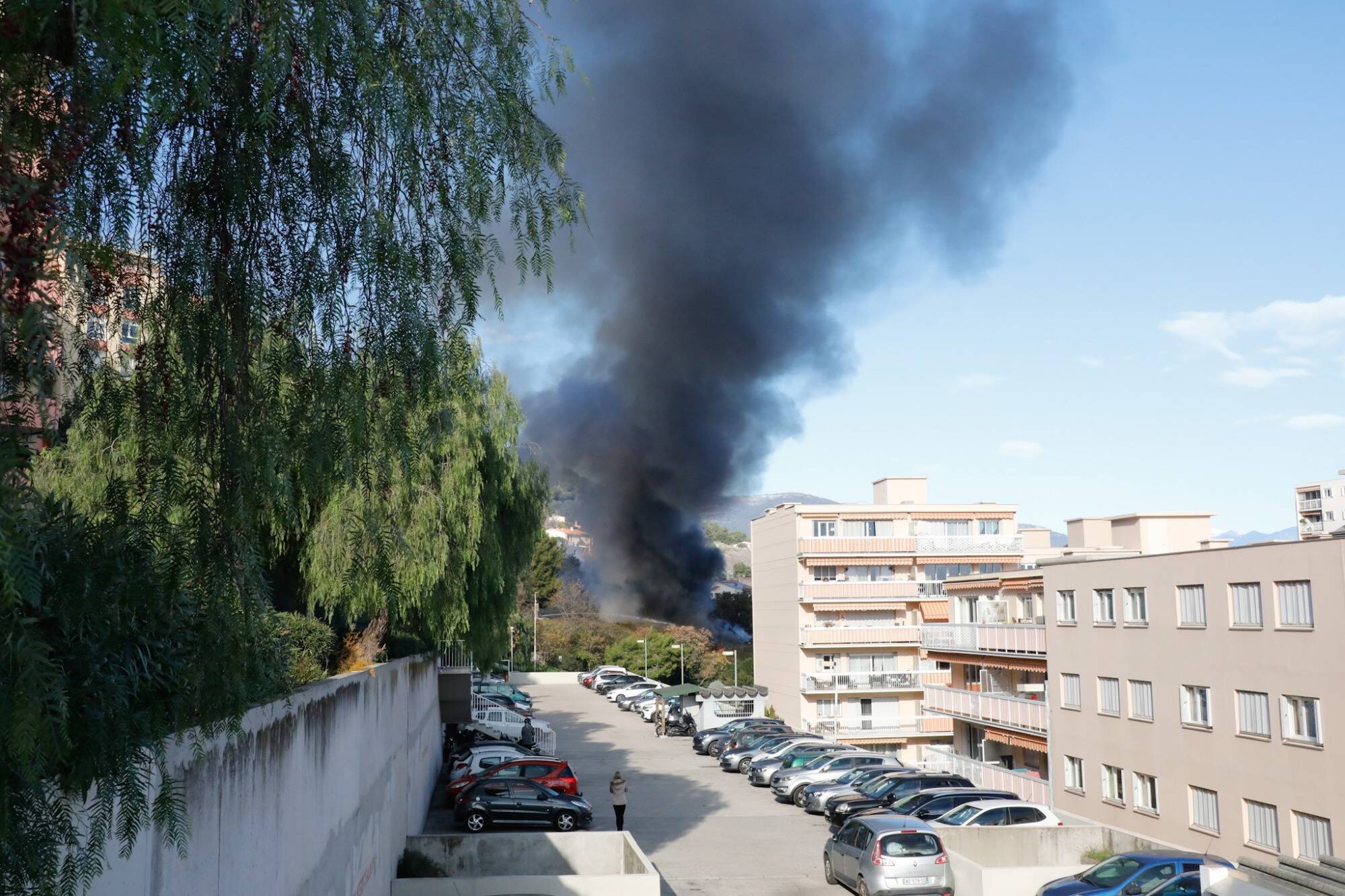Les images du violent incendie qui a détruit un cabanon et des véhicules près de Nice