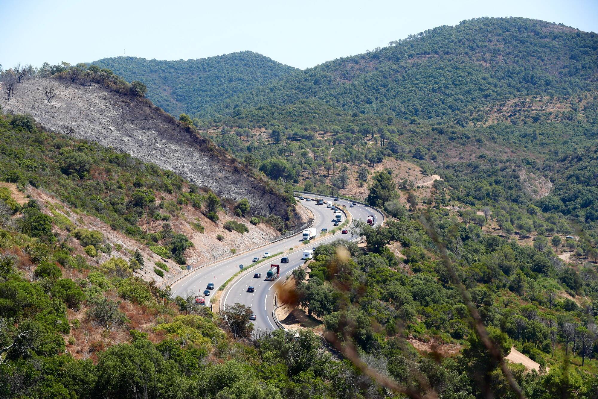 Trois feux en moins de 10 jours, des hectares brûlés... Comment lutter contre les incendies sur l'autoroute A8