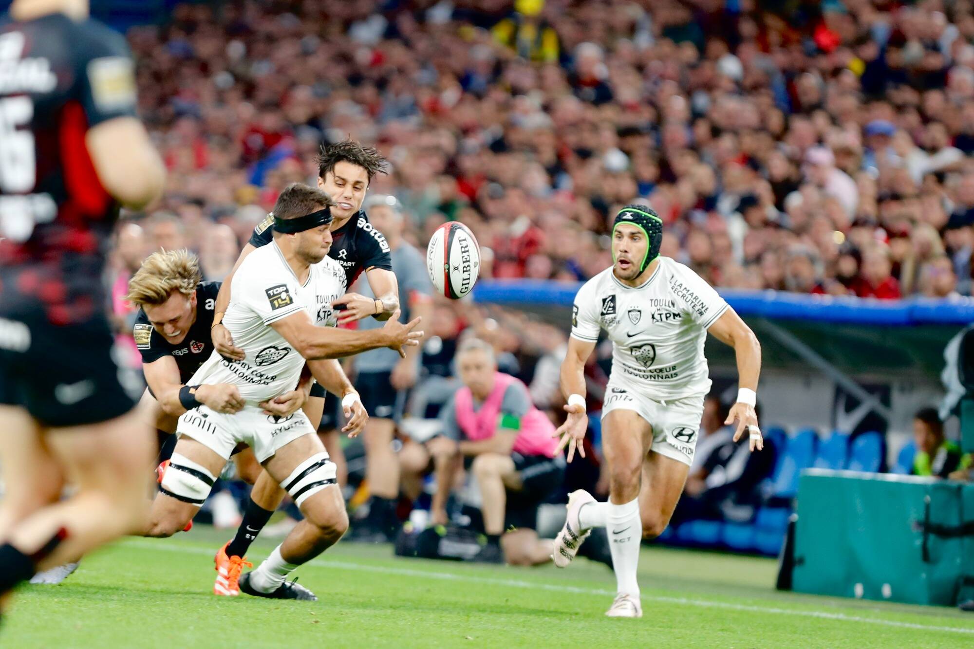 Intense combat entre Toulon et Toulouse au Vélodrome (13-14 à la mi-temps)