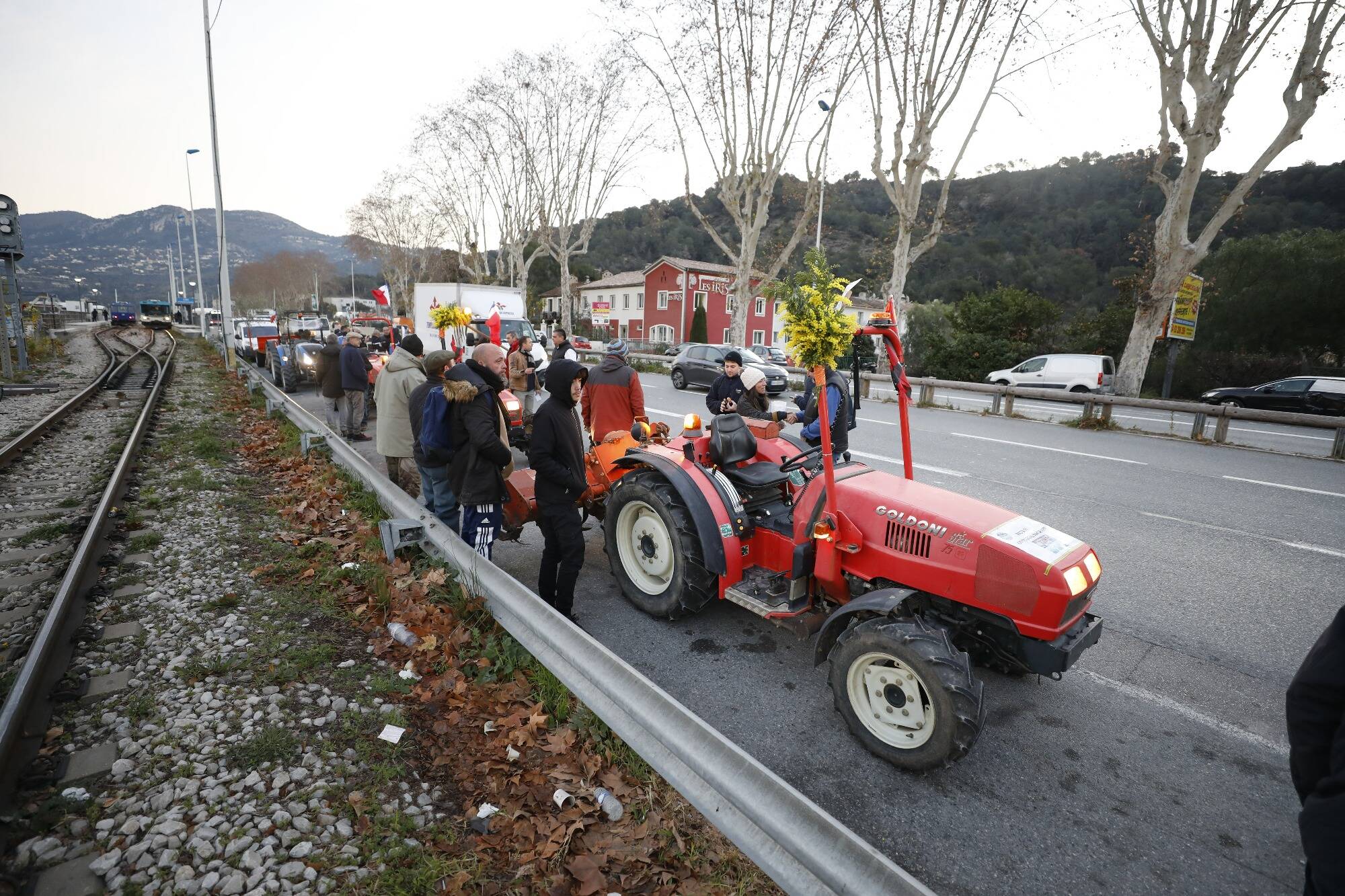 Colère des agriculteurs en direct: l'opération escargot en direction de Nice commence, l'A8 toujours coupée au péage du Capitou