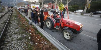 Colère des agriculteurs en direct: l'opération escargot en direction de Nice commence, l'A8 toujours coupée au péage du Capitou