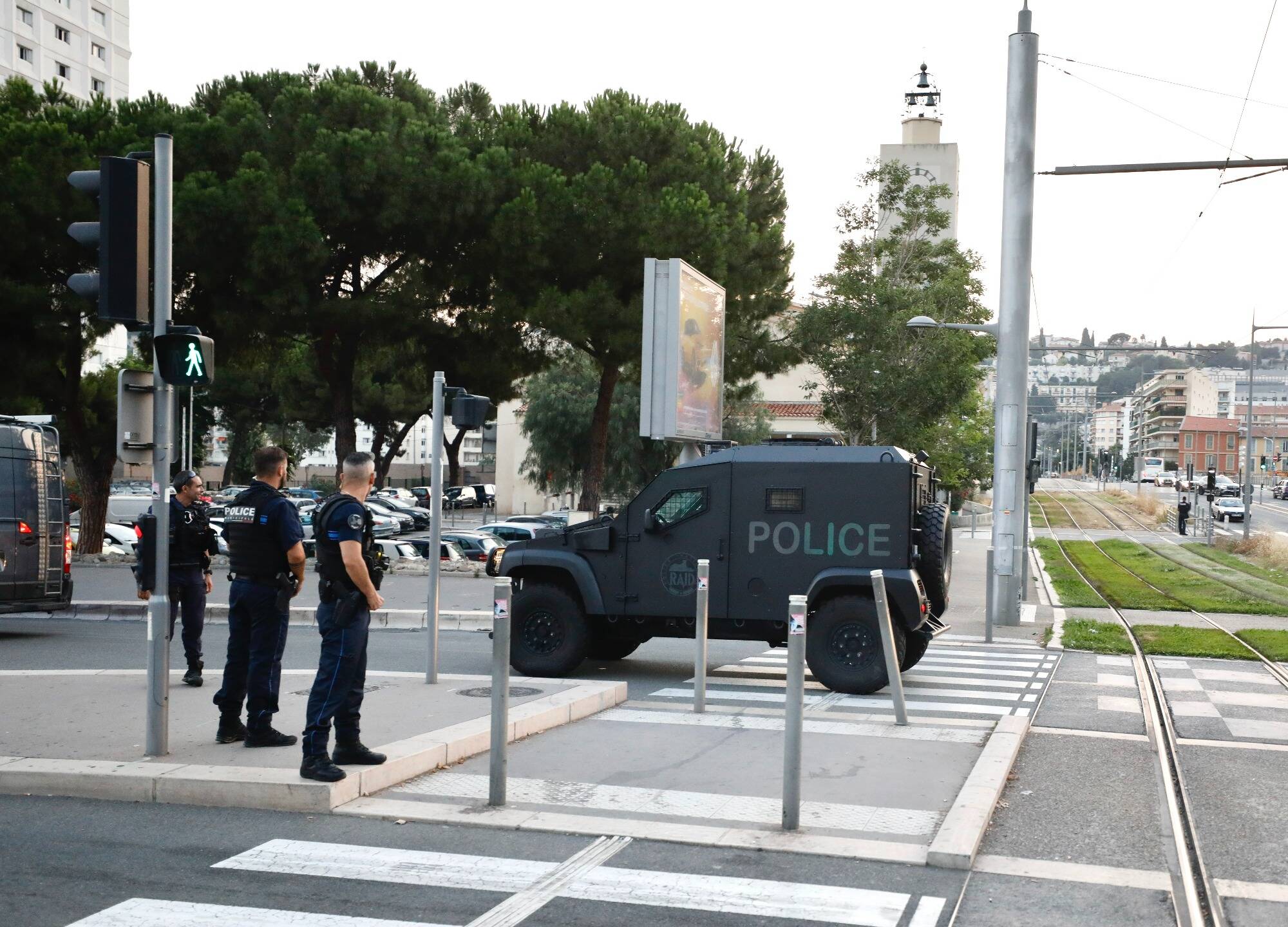 Tirs, arme de guerre, individu neutralisé... Ce que l'on sait après l'intervention du Raid à Nice-Estjeudi soir