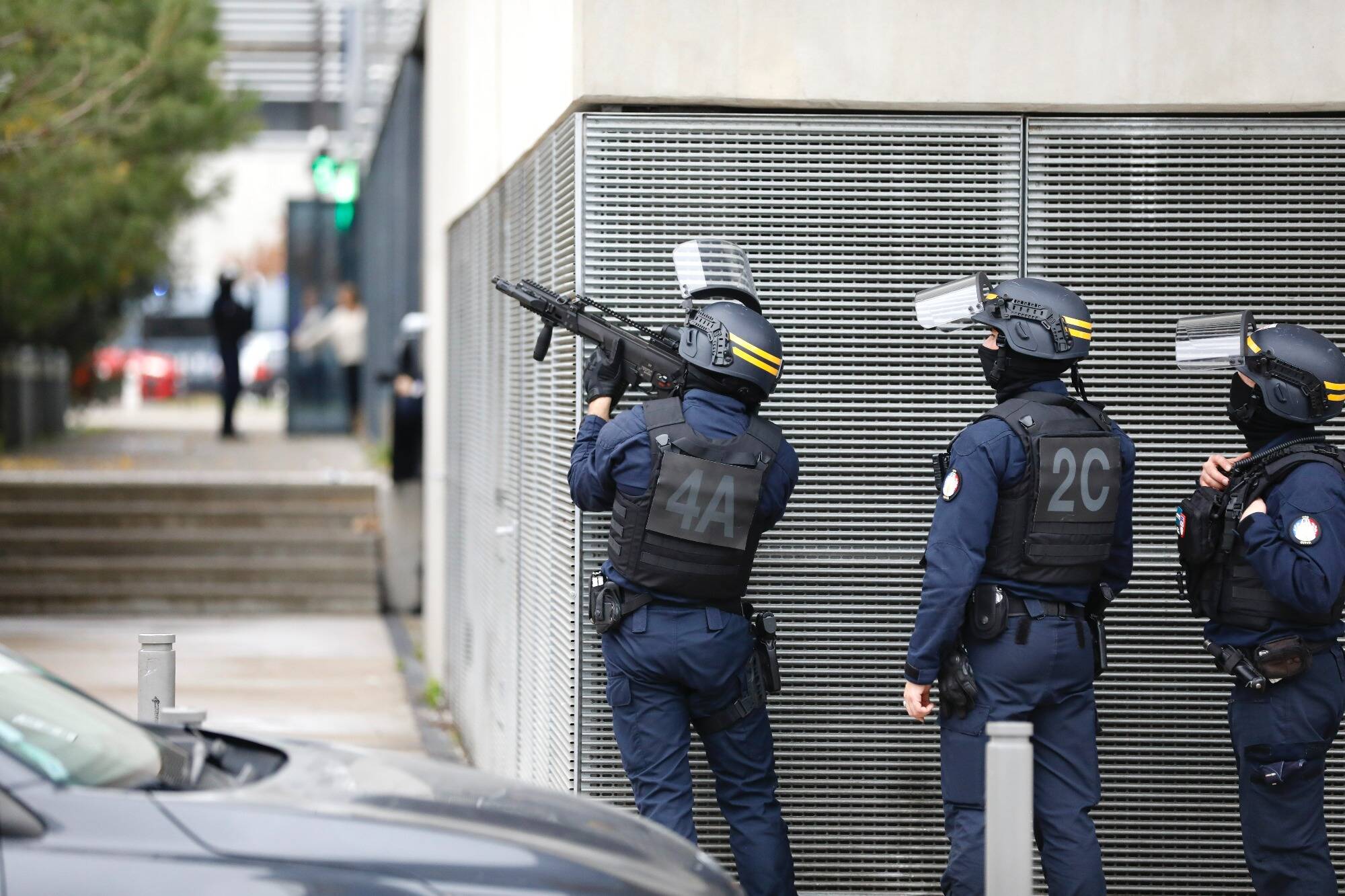 Opération de police aux Moulins à Nice: au moins un homme armé retranché dans un immeuble, le secteur bouclé... suivez notre direct
