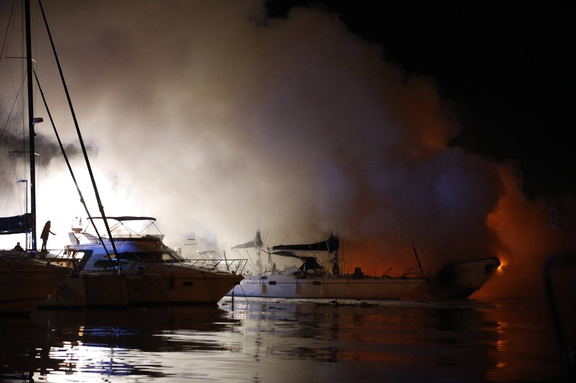 Ce que l'on sait de la forte explosion suivie d'un incendie qui a détruit deux bateaux à Saint-Laurent-du-Var ce mercredi soir