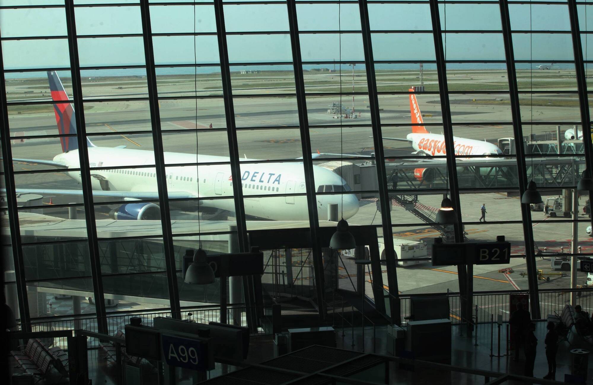 Il s'étrangle devant un sandwich vendu 19 euros à l'aéroport de Nice, son tweet fait un carton