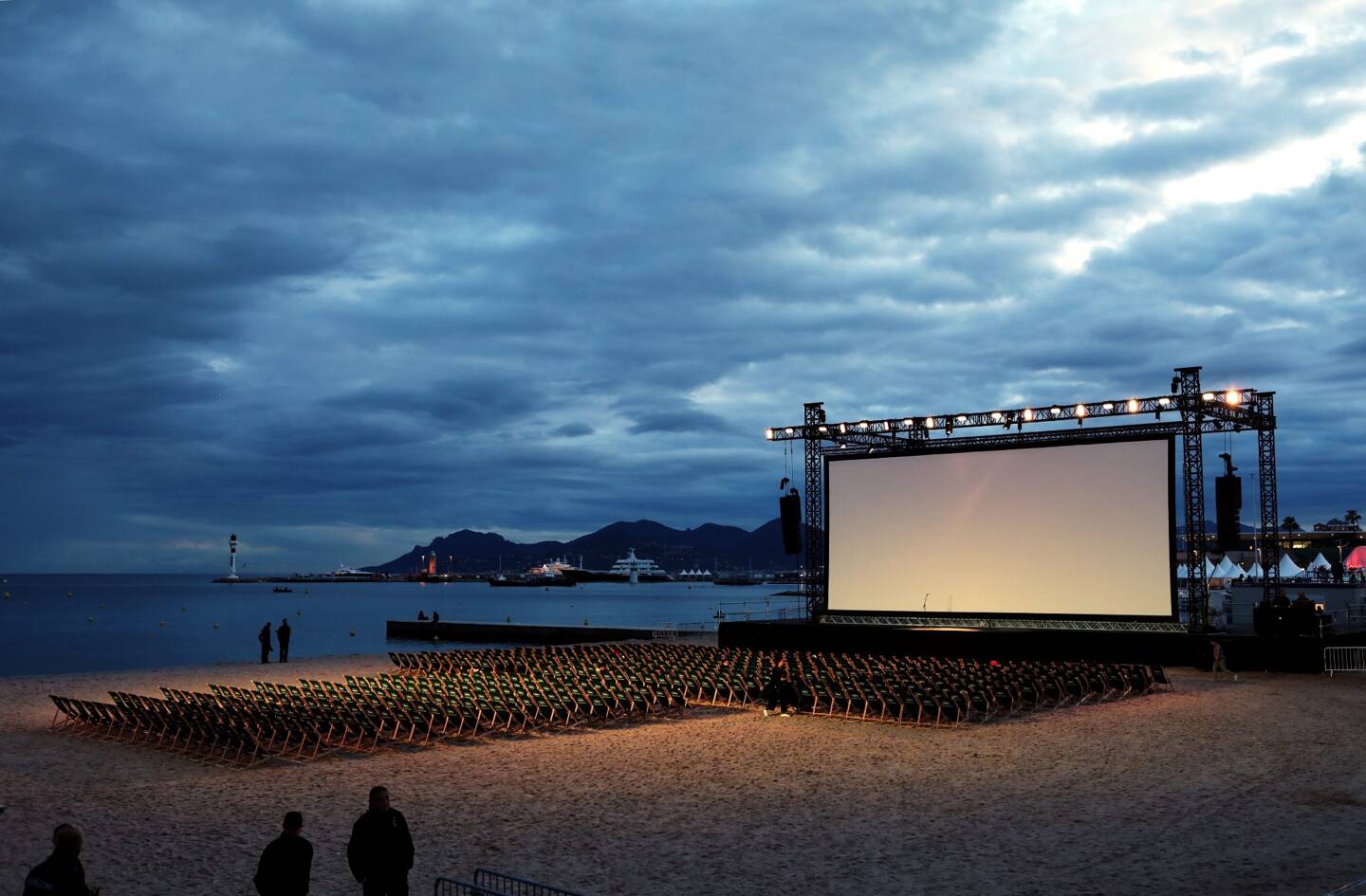 Plage Macé, sur le sable à côté du Palais des Festivals, la projection des films en plein air s’adresse au grand public.