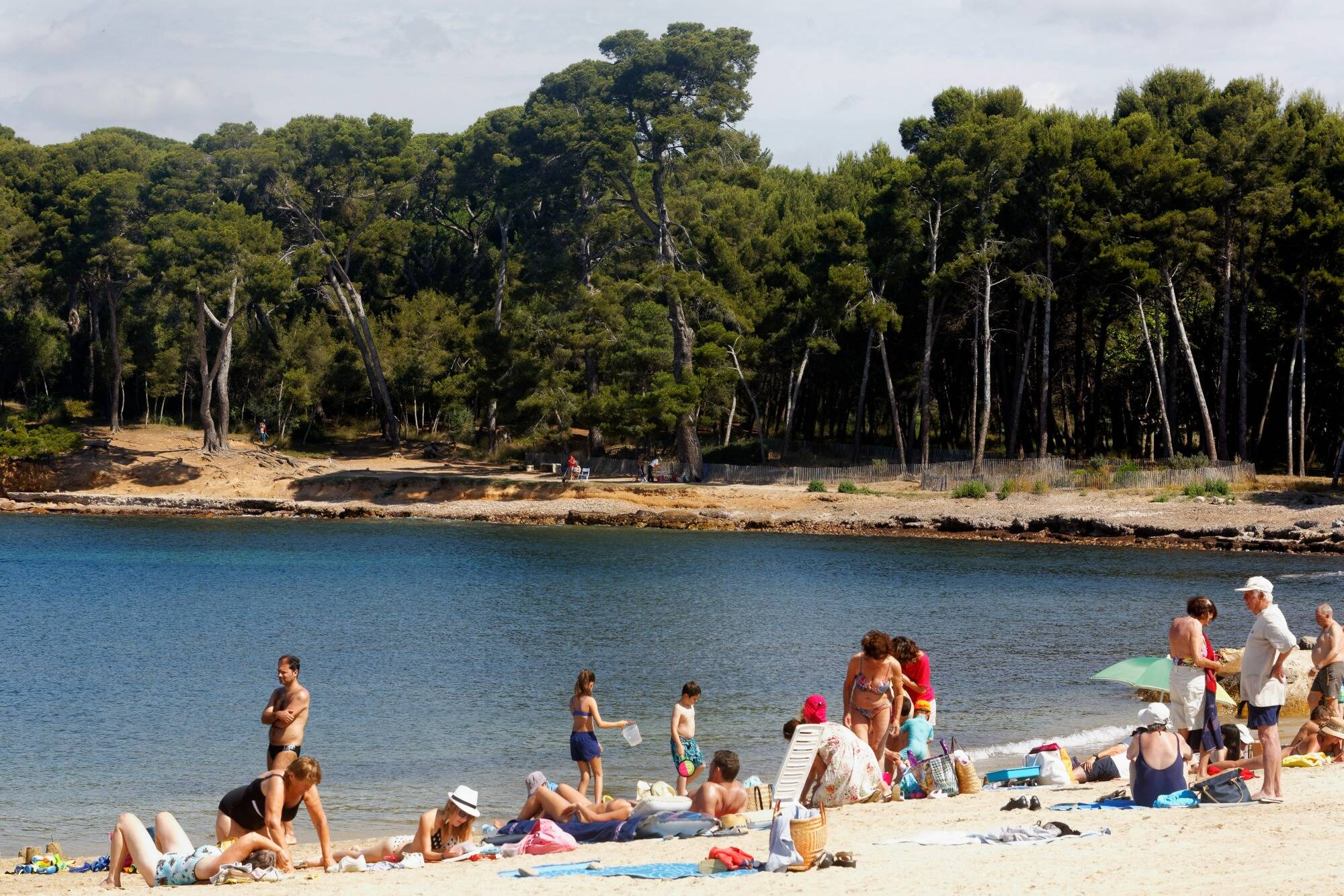 "La baignade comporte des risques à tous les âges": à l'exception du mois de juillet, on enregistre une baisse des noyades en France par rapport à 2023