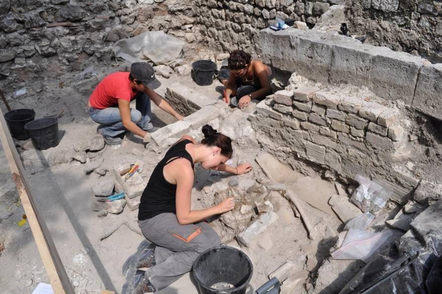 La momie d'un abbé du XIIIe siècle découverte à Soissons