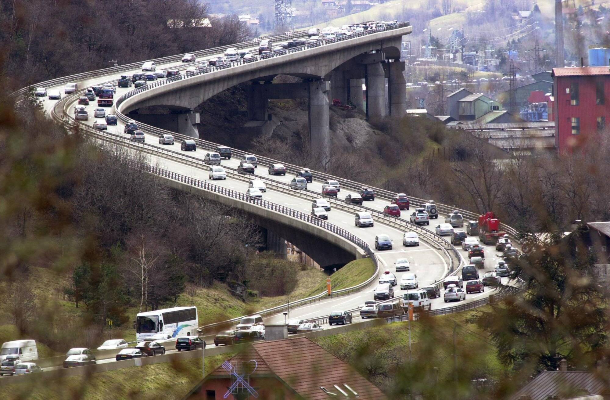 Environ 1.500 personnes hébergées en urgence après un éboulement sur la route des stations de ski en Savoie