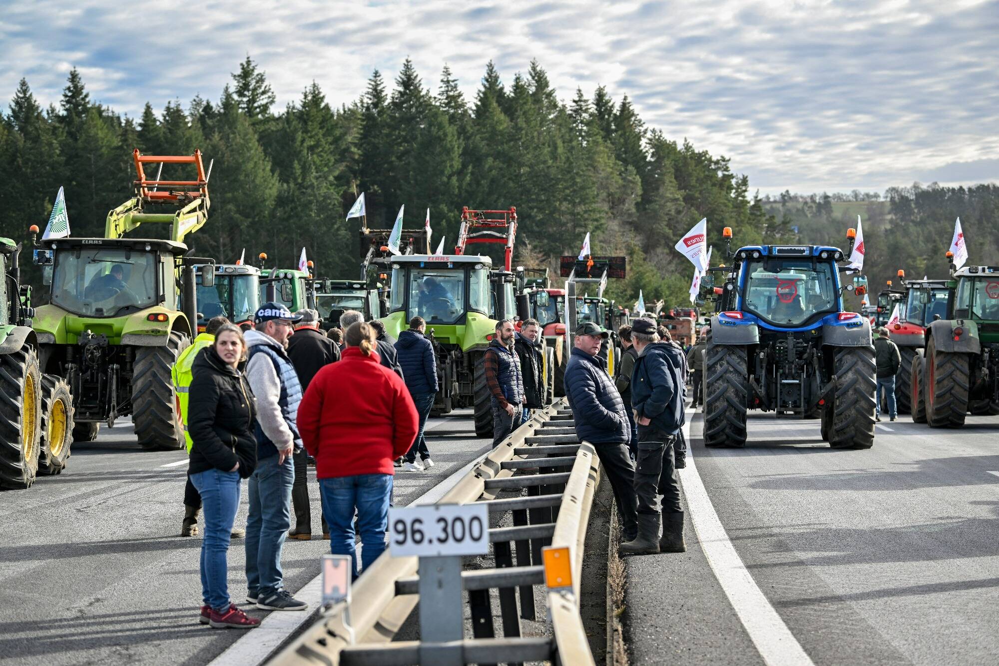 Colère des agriculteurs: la mobilisation s'amplifie, 200 tracteurs bloquent la rocade à Bordeaux, une "quarantaine de revendications" attendues ce mercredi... suivez notre direct