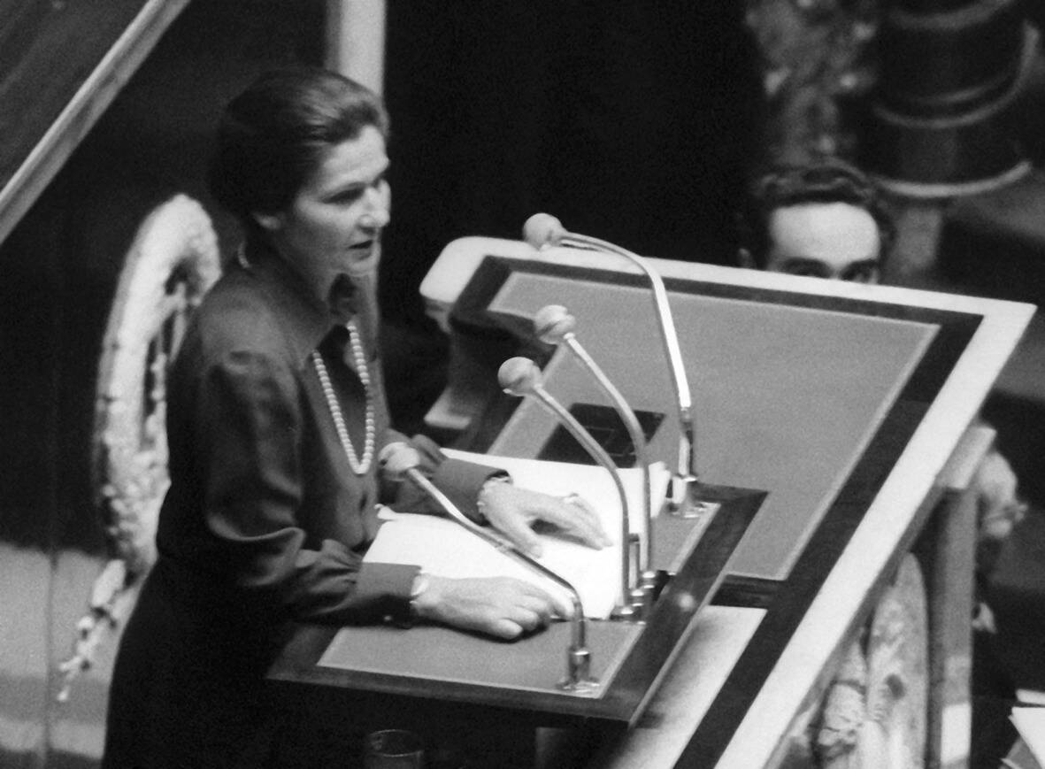 IVG dans la Constitution: un pas de plus à l'Assemblée, un pas de côté au Sénat?