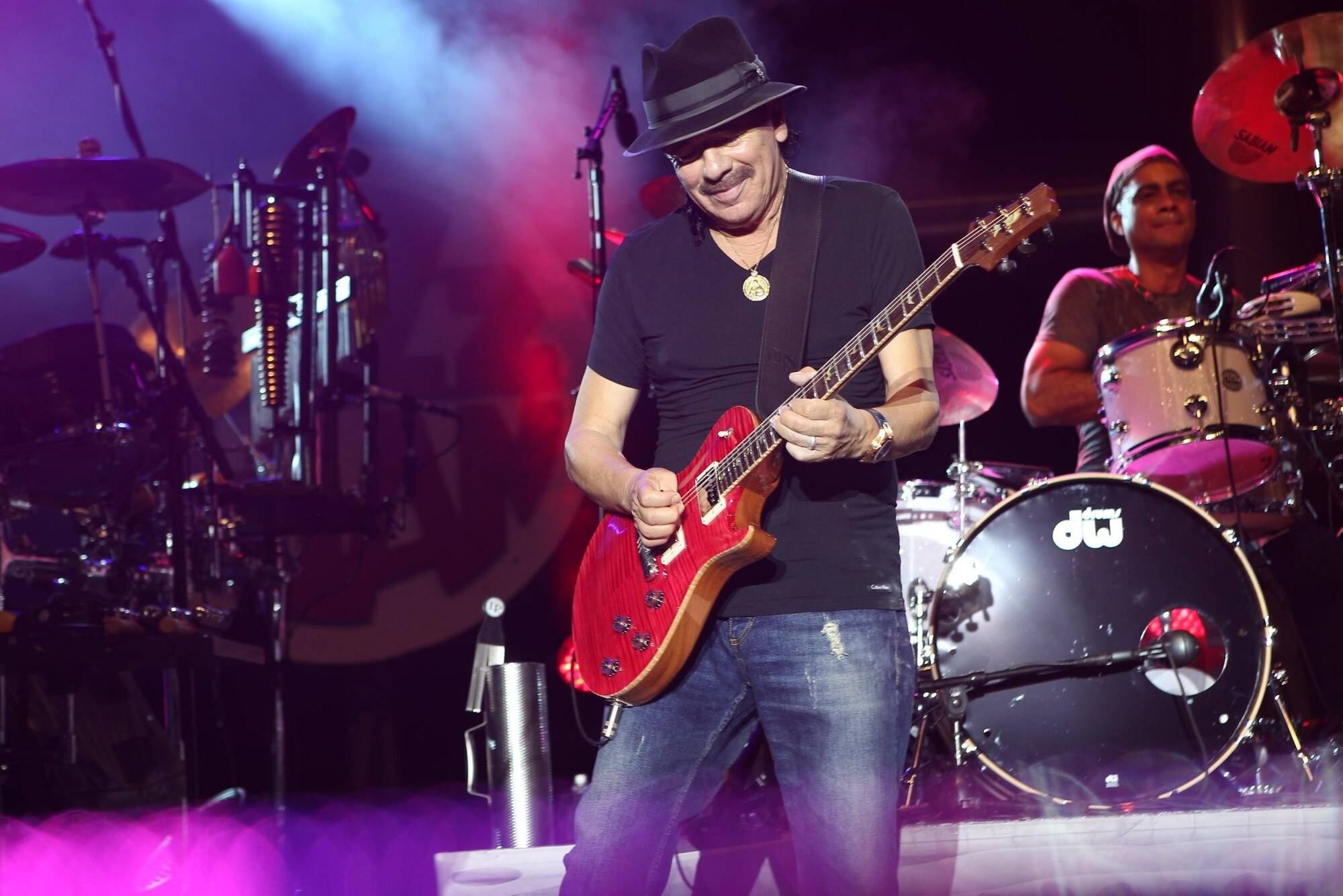 Carlos Santana annonce quatre dates françaises et un concert à Monaco