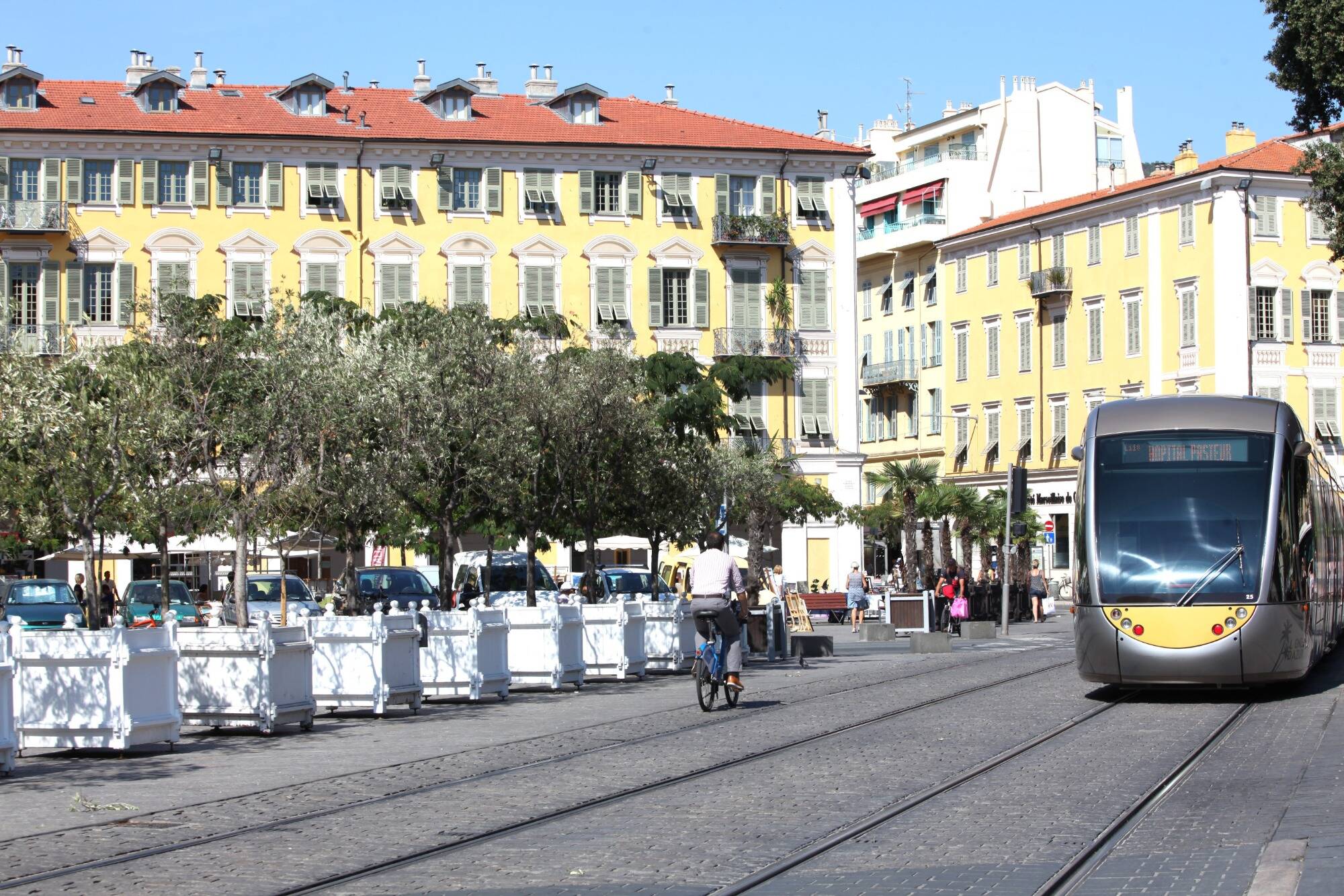 Jeune femme retrouvée inconsciente place Garibaldi à Nice: un suspect déféré et une information judiciaire ouverte