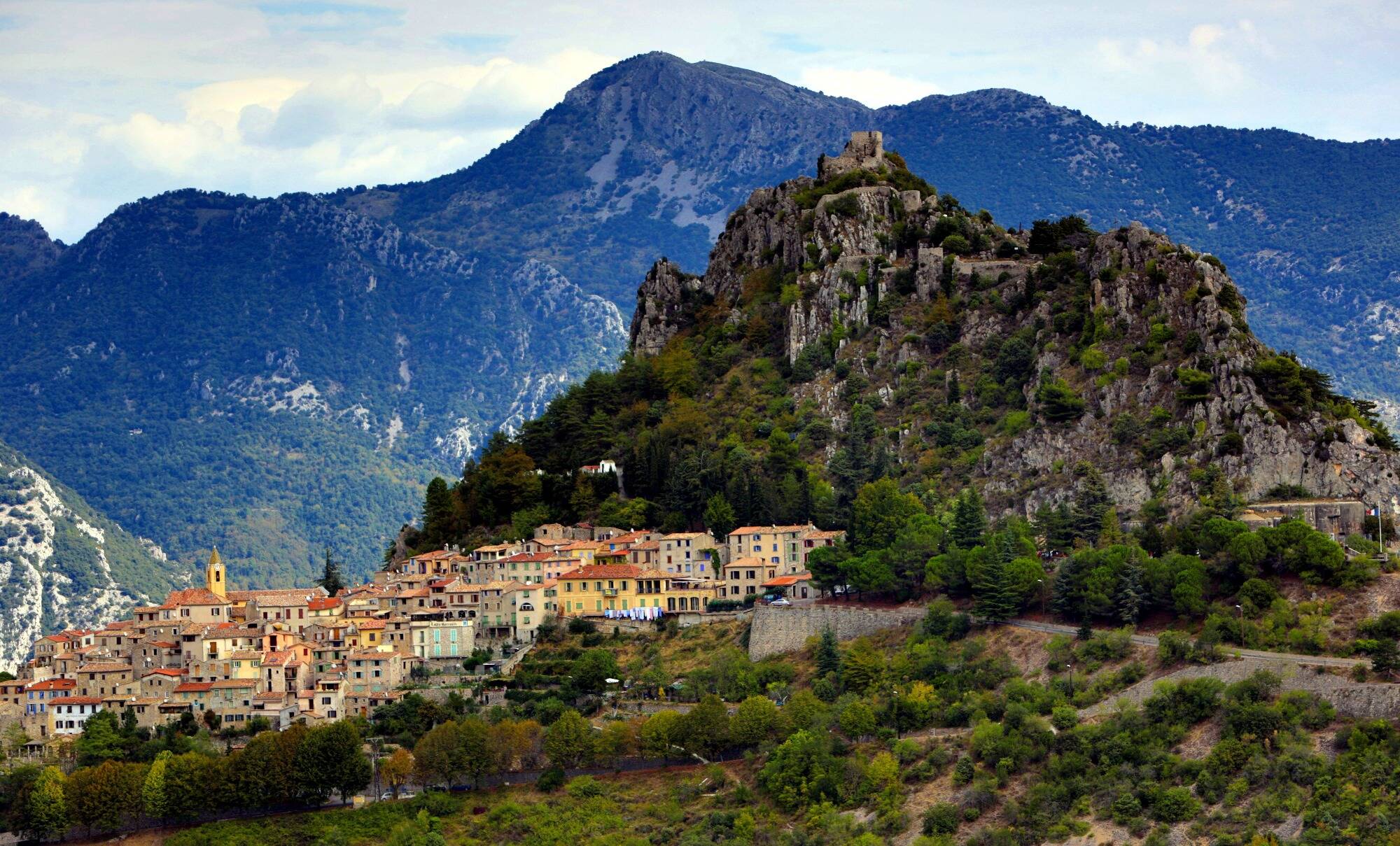 Un banc dévissé et jeté du haut du point de vue panoramique: plusieurs actes de vandalisme commis à Sainte-Agnès