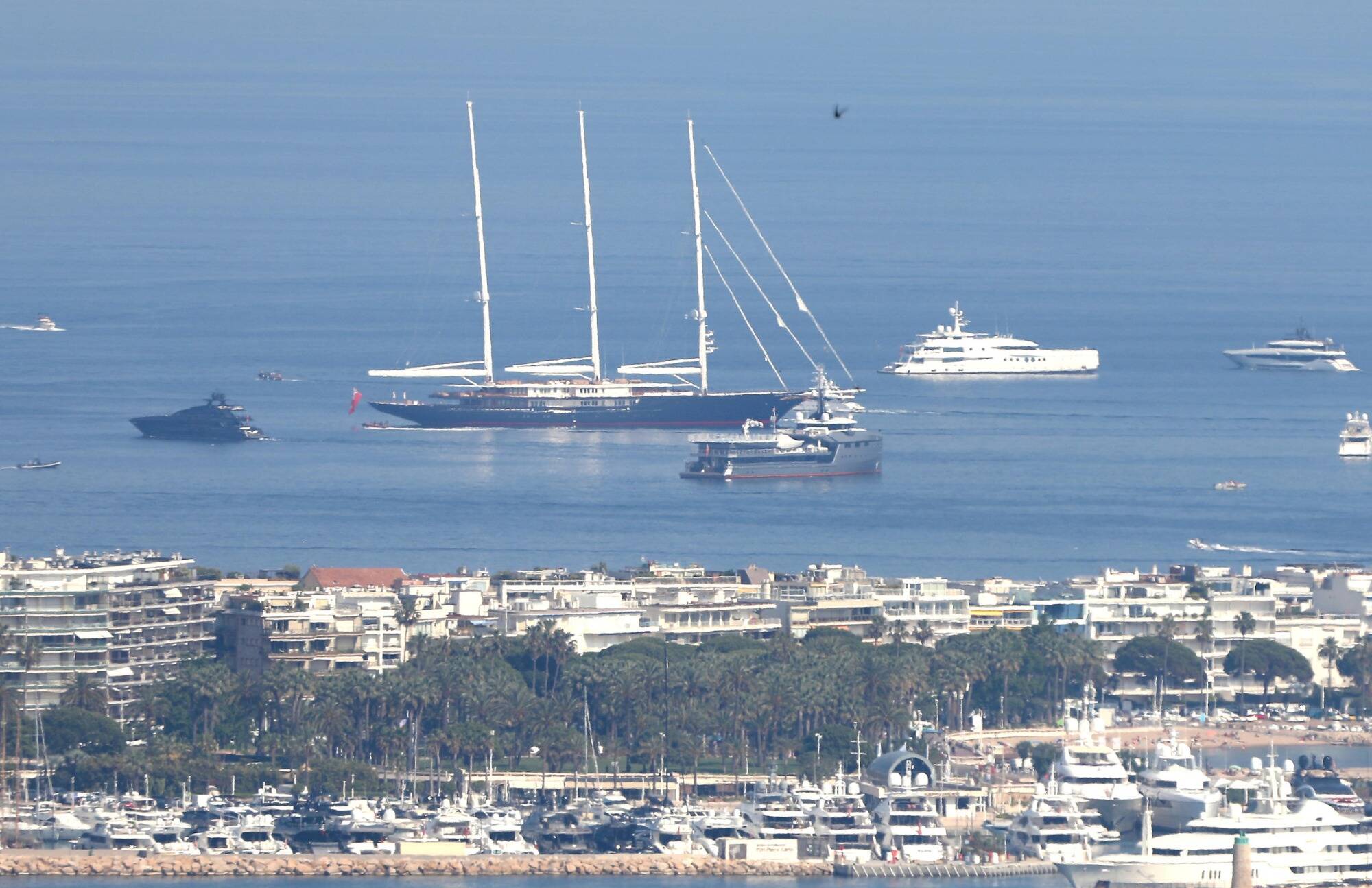Le controversé yacht à 500 millions de dollars de Jeff Bezos de retour au mouillage sur la Côte d'Azur