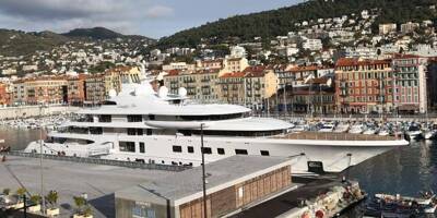 Le méga-yacht d'un oligarque russe s'apprête à quitter le port de Monaco
