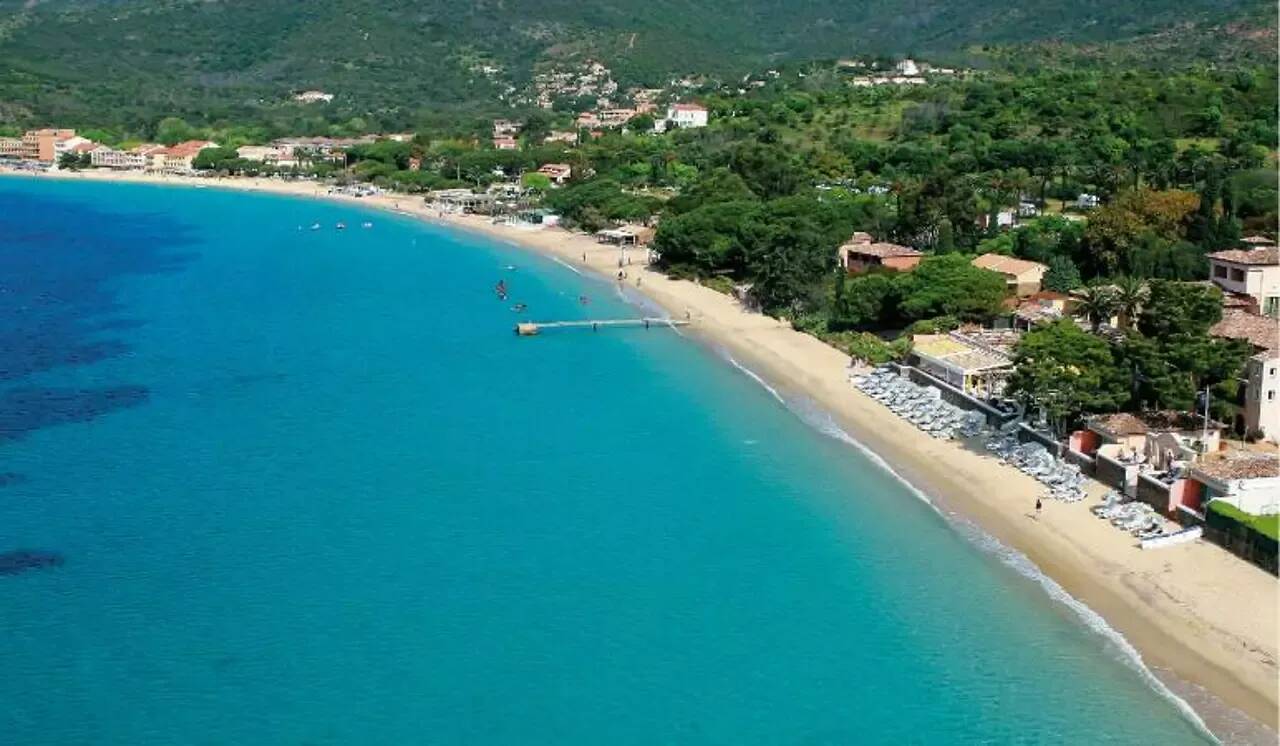 un-baigneur-meurt-noy-sur-une-plage-du-lavandou-var-matin