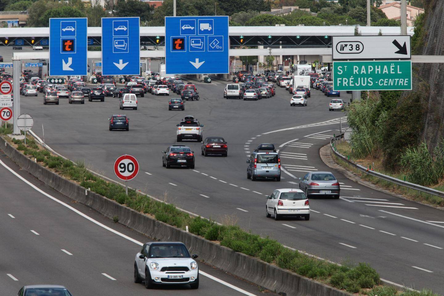 Un ouvrier agricole interpellé sur l'A8 avec de la drogue dans sa valise, le tribunal va au-delà des réquisitions