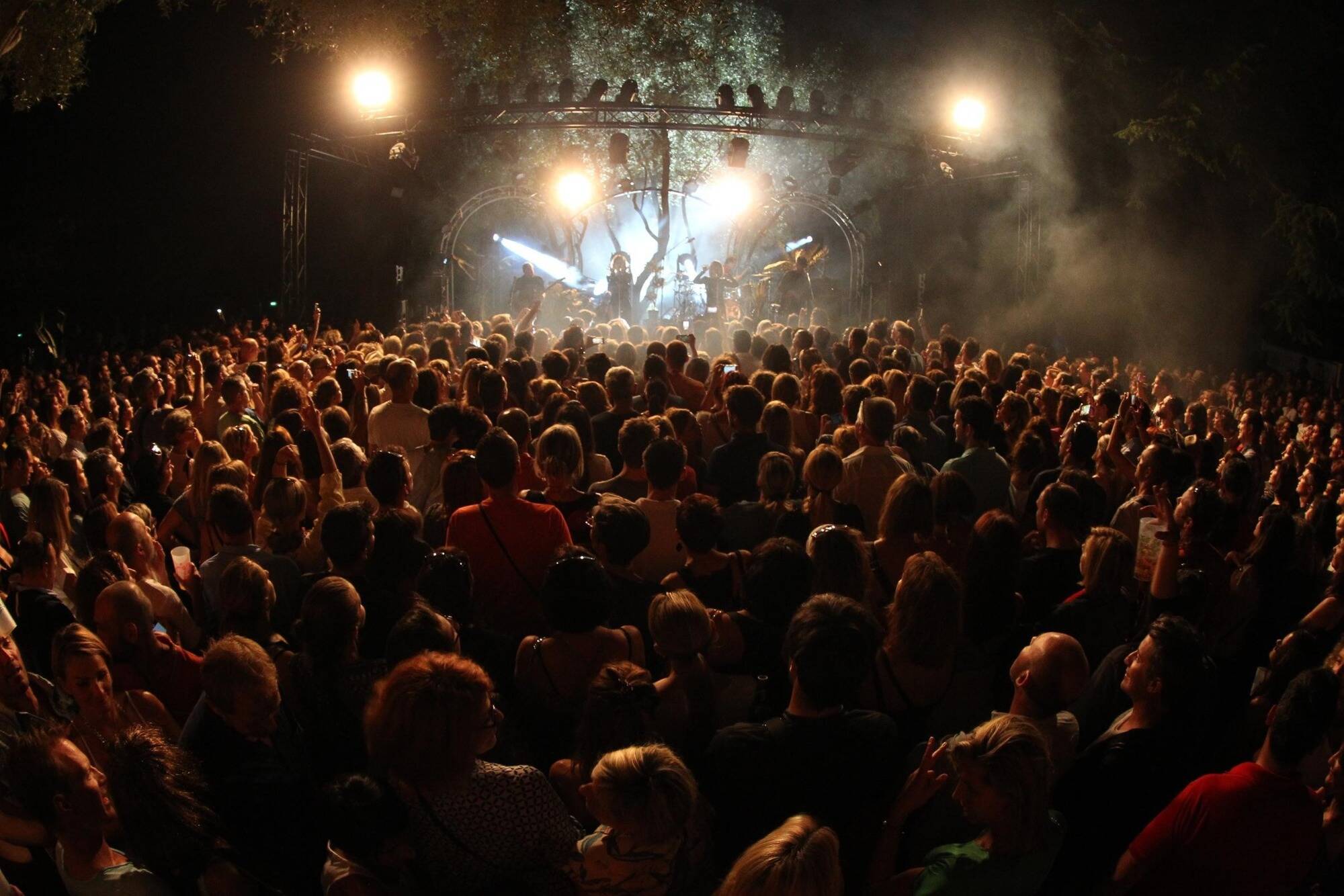 "Une décision commerciale": Au Etats-Unis, un concert à 18 euros avec vaccin et cinquante fois plus cher sans...