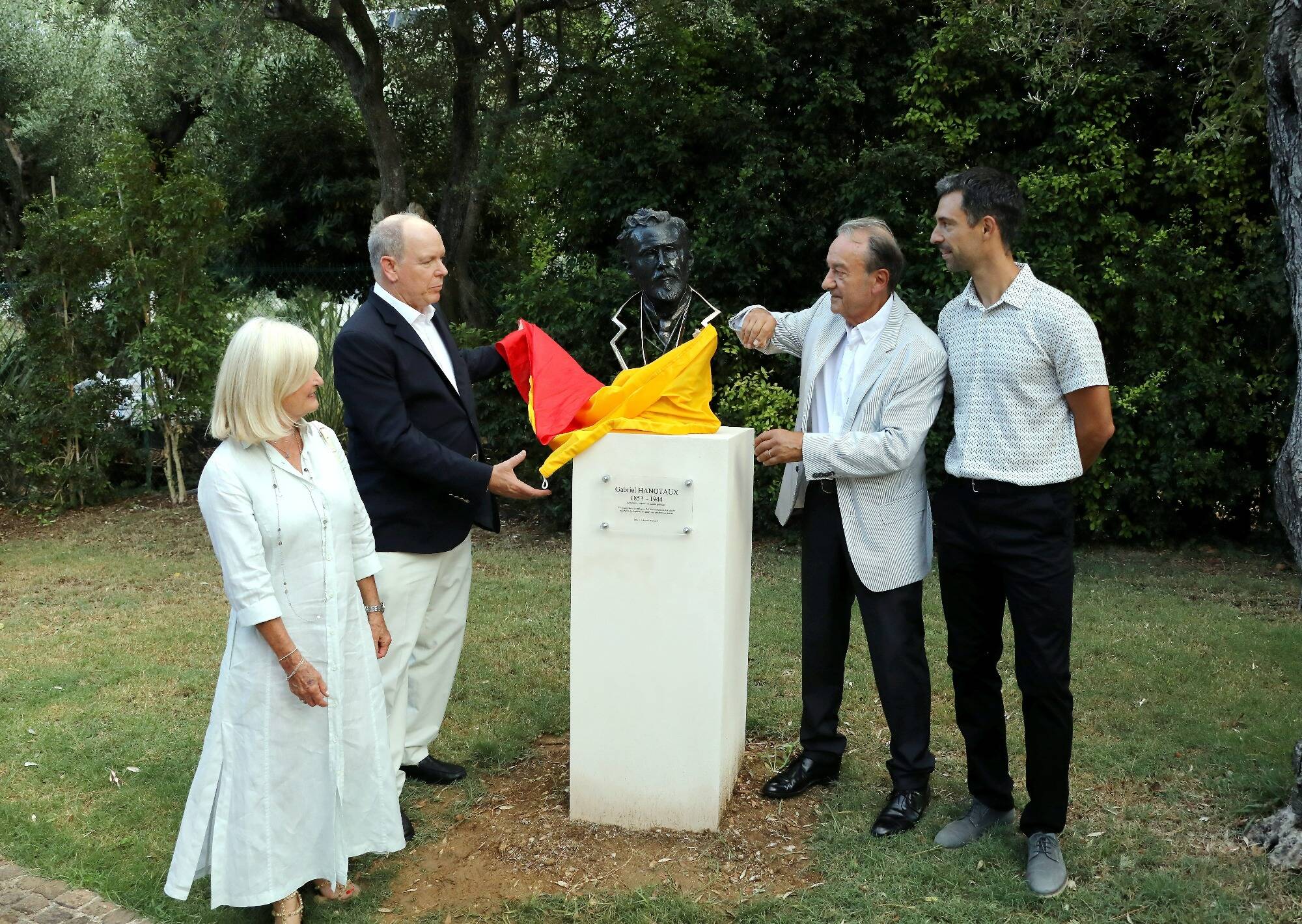 A Roquebrune-Cap-Martin, le prince Albert II dévoile le buste hommage à l'ancien académicien et "sauveur" de l'olivier millénaire du village Gabriel Hanotaux