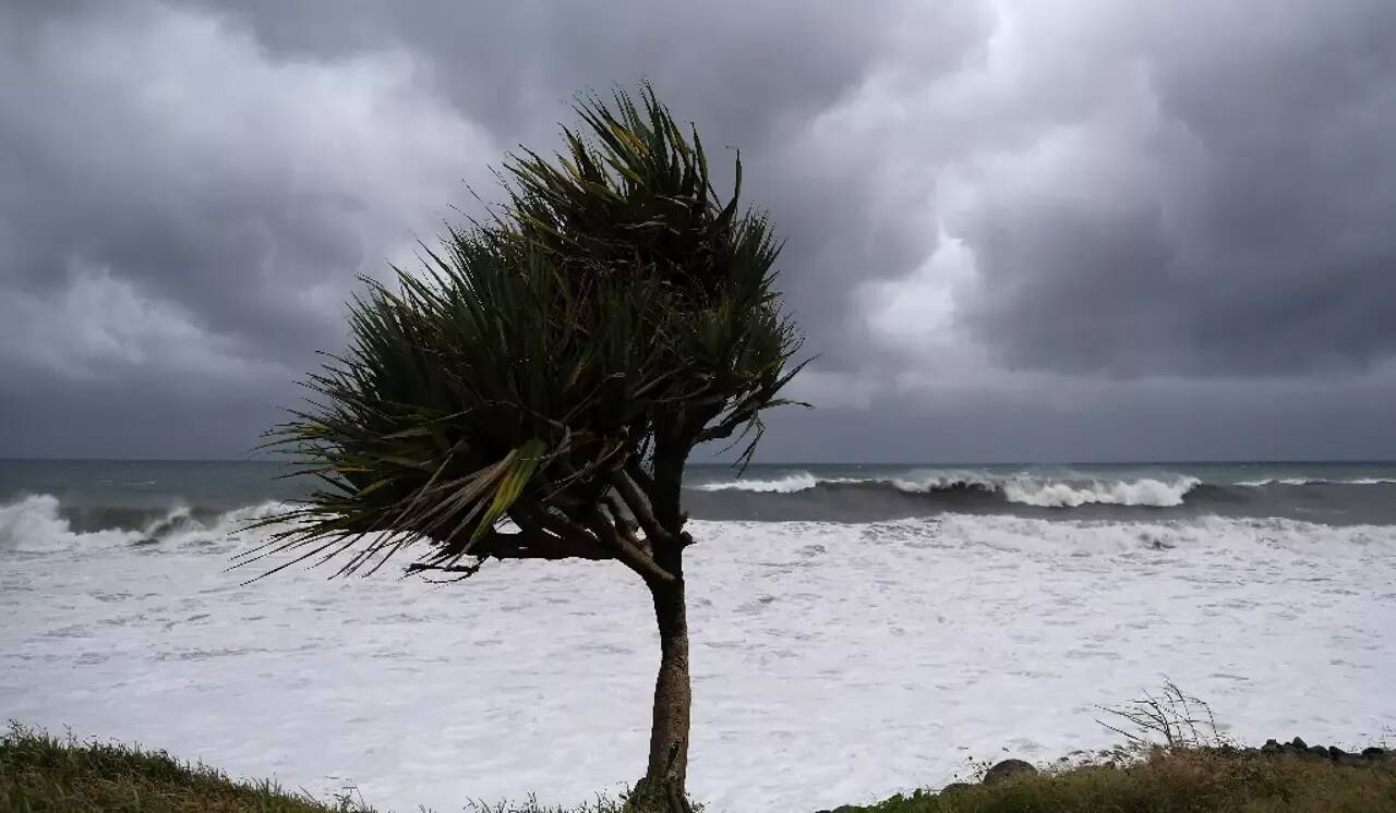 L'oeil du cyclone Belal fond sur La Réunion, confinement strict, des rafales de vent de 250 km/h attendues: l'île en alerte maximale
