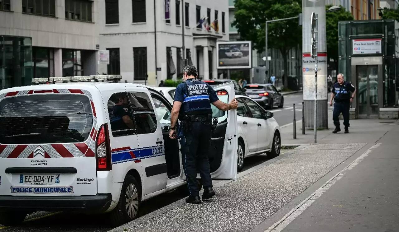 Interné en psychiatrie, sous le coup d'une obligation de quitter le territoire... ce que l'on sait de l'auteur présumé de l'attaque au couteau à Lyon