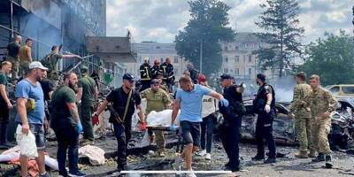 Guerre en Ukraine: les impressionnantes images du bombardement d'un centre commercial qui a fait au mois 17 morts dont 2 enfants
