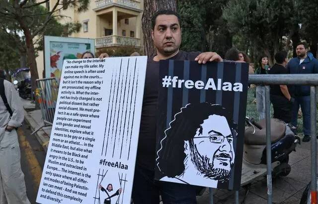 Le détenu politique Alaa Abdel Fattah, en grève de la faim depuis sept mois, "sous traitement médical" selon l'Égypte