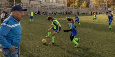 Guerre en Ukraine: à Kherson, des fillettes jouent au foot pour oublier les combats