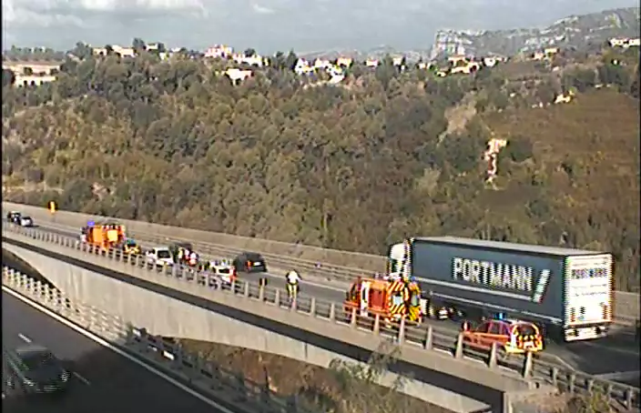 La circulation est totalement interrompue sur l'A8 ce lundi matin, un véhicule en feu paralyse le trafic du côté de Nice