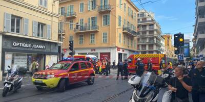 Une voiture s'encastre dans une vitrine en plein coeur de Nice, la circulation du tramway partiellement interrompue