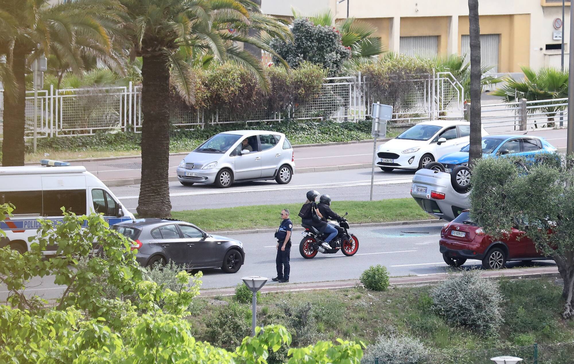 Impressionnant accident sur la Promenade des Anglais à Nice, une voiture sur le toit