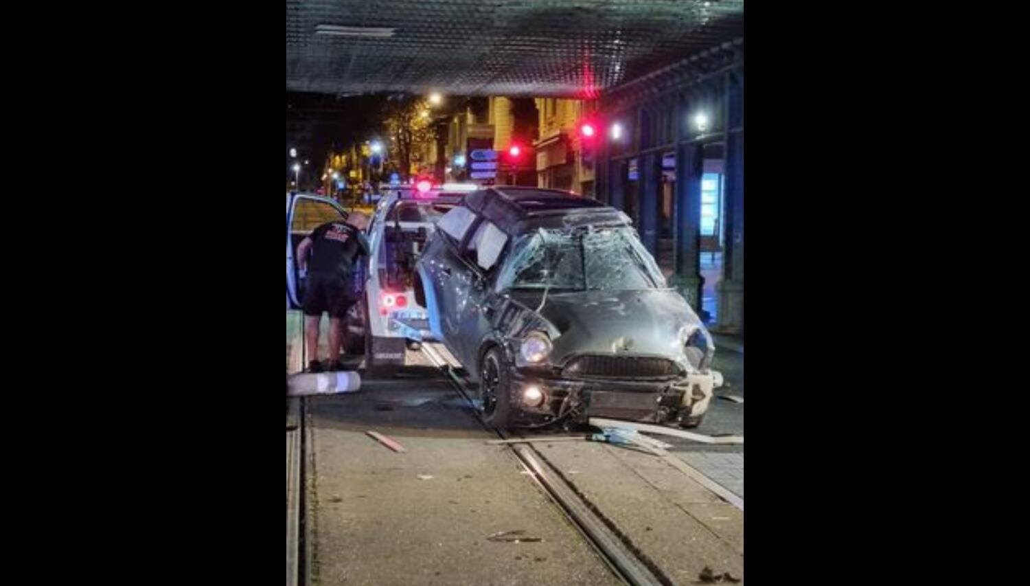 Refus d'obtempérer, délit de fuite, tonneaux... Ce que l'on sait du spectaculaire accident qui a fait 4 blessés la nuit dernière à Nice