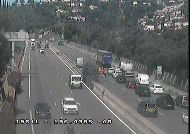 Trafic très perturbé sur l'autoroute A8 après un accident, le temps de parcours rallongé