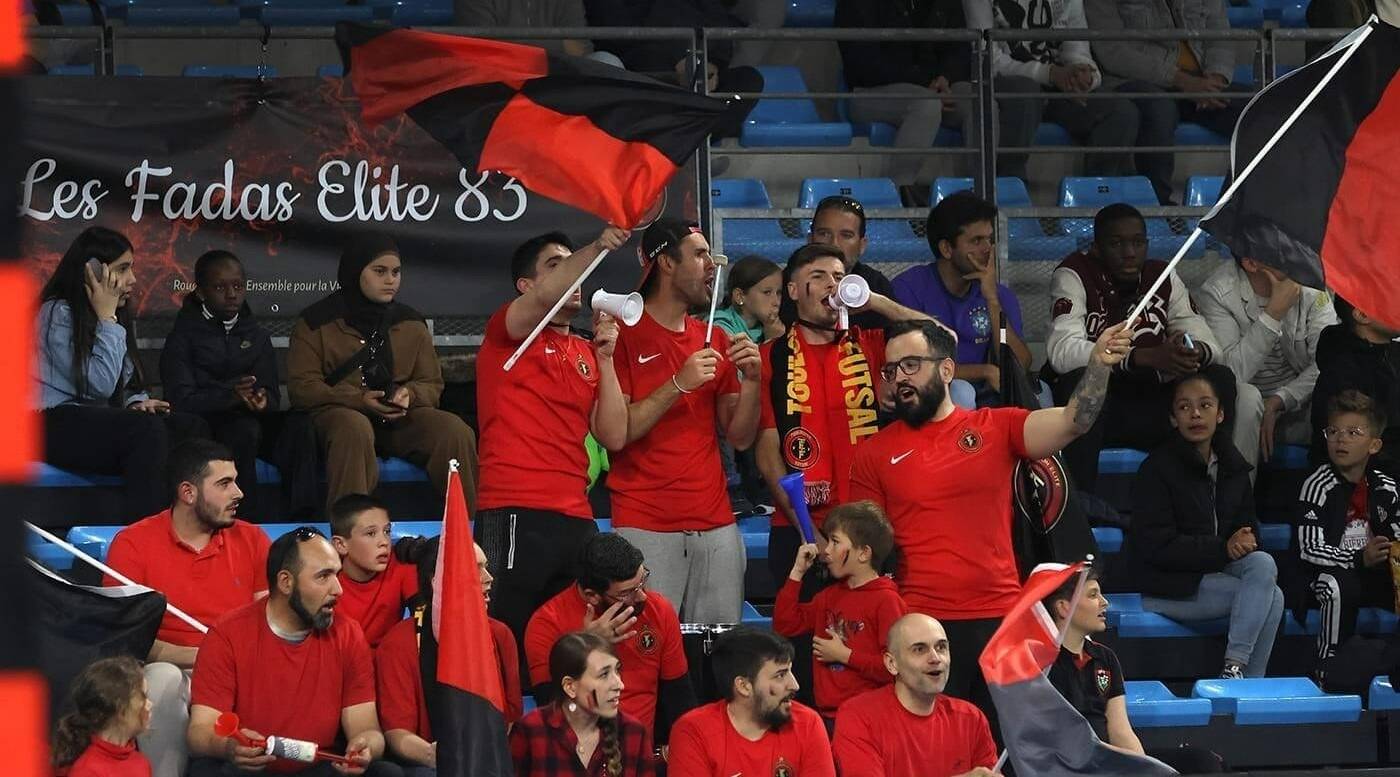 "Nous voulons une ambiance familiale": un groupe officiel de supporters pour le club de futsal à Toulon