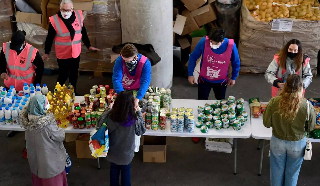 "Être pauvre n'est plus seulement avoir un revenu faible": comment faire face à la pauvreté