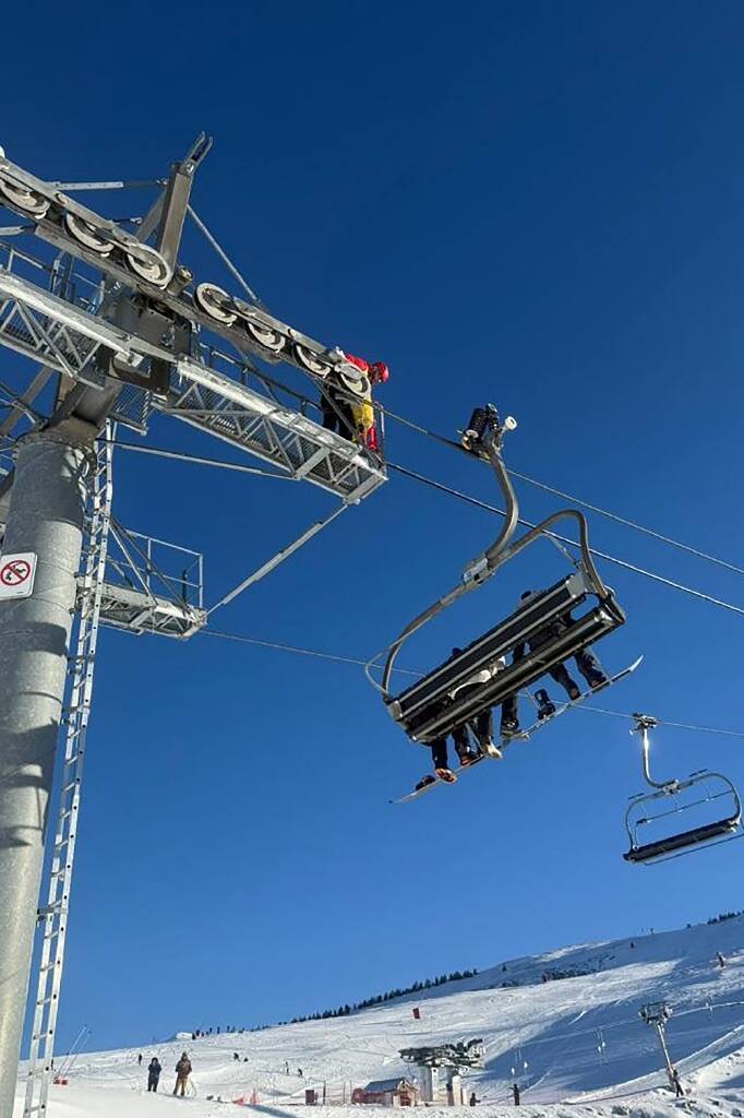 "Bon ben on va passer Noël ici": grosse frayeur pour 240 skieurs bloqués sur un télésiège dans les Hautes-Alpes