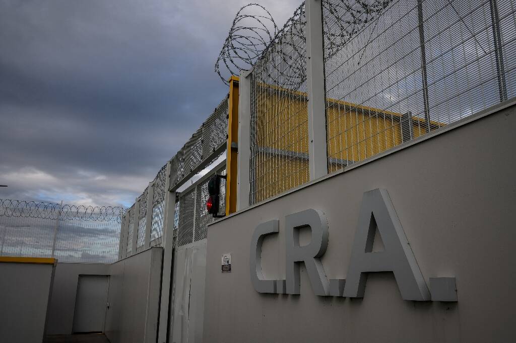 Moins d'étrangers en situation irrégulière placés dans des Centres de rétention administrative en 2024, mais plus longtemps