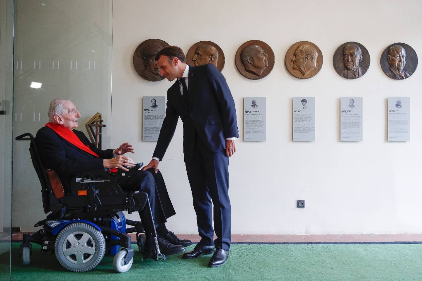 Hubert Germain, Compagnon de la Libération, et le président Emmanuel Macron lors d'une visite au Musée de l'Ordre de la Libération, le 18 juin 2020 à Suresnes, près de Paris