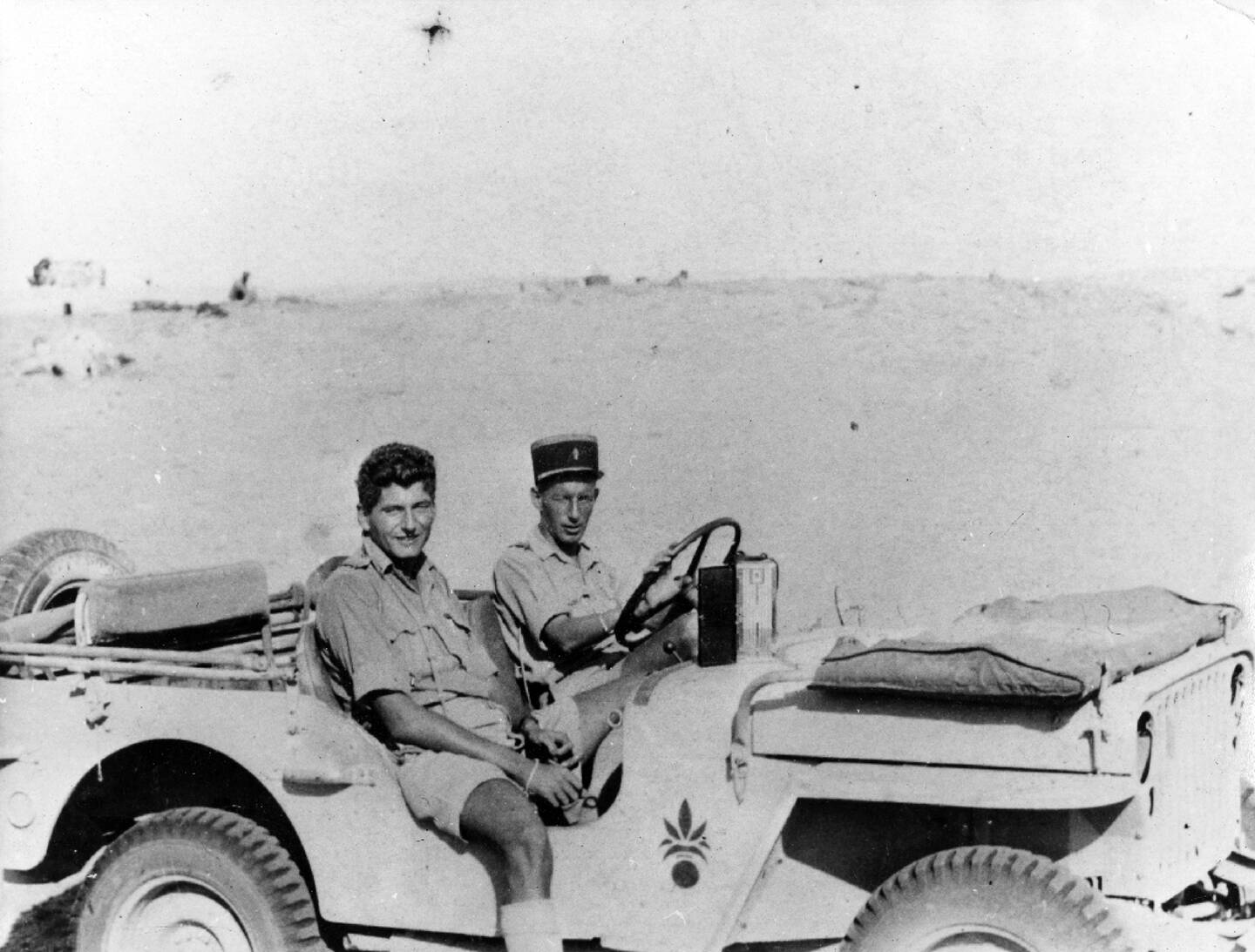 Photo diffusée par le Musée de l'Ordre de la Libération du lieutenant Hubert Germain (g) et du capitaine Arnault, en 1942 au sud d'El Alamein, en Egypte