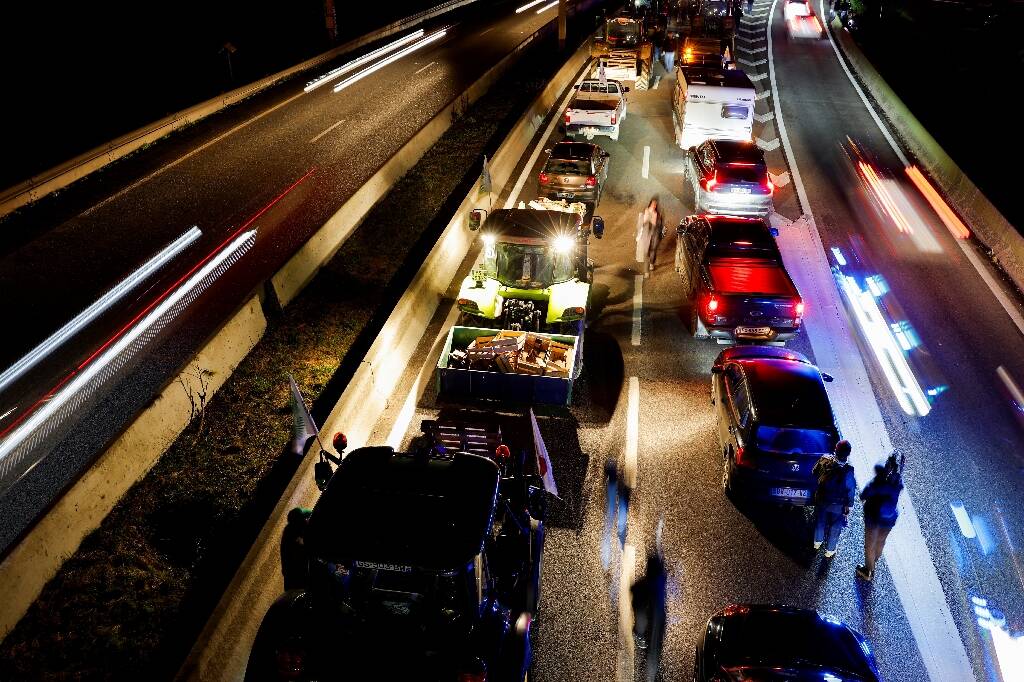 Avant leur mobilisation lundi à Paris, des agriculteurs en colère réunis près de la base aérienne de Villacoublay