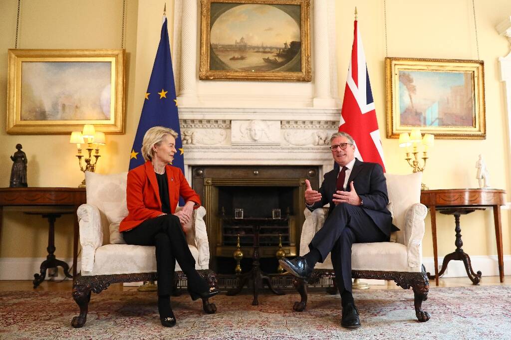 Un accord qui "sera bon pour (les) emplois, (les) factures et (les) frontières": cinq ans après le Brexit, premier sommet entre le Royaume-Uni et l'UE