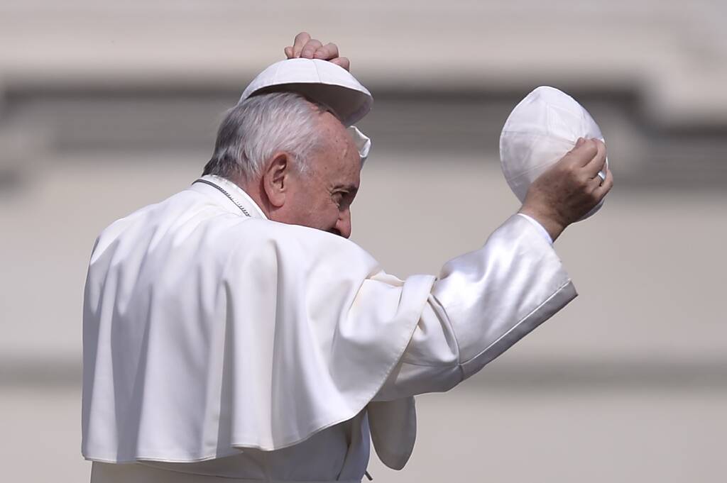 "Une nouvelle déchirante et choquante pour tous les chrétiens": la mort du pape François à 88 ans crée une vague d'émotion à travers le monde